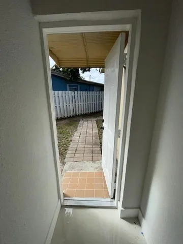 a view of a house with backyard