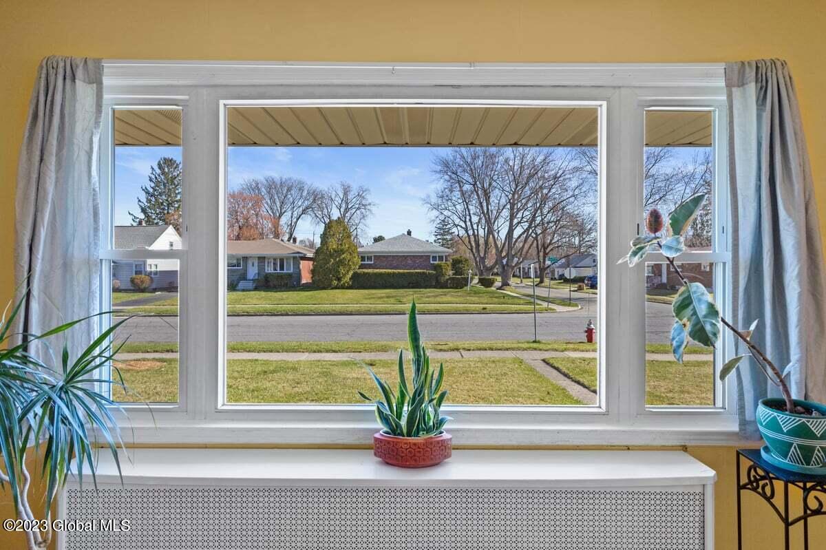 406 Hackett Boulevard Albany, NY 12208 - Photo 5 of 17 406 window