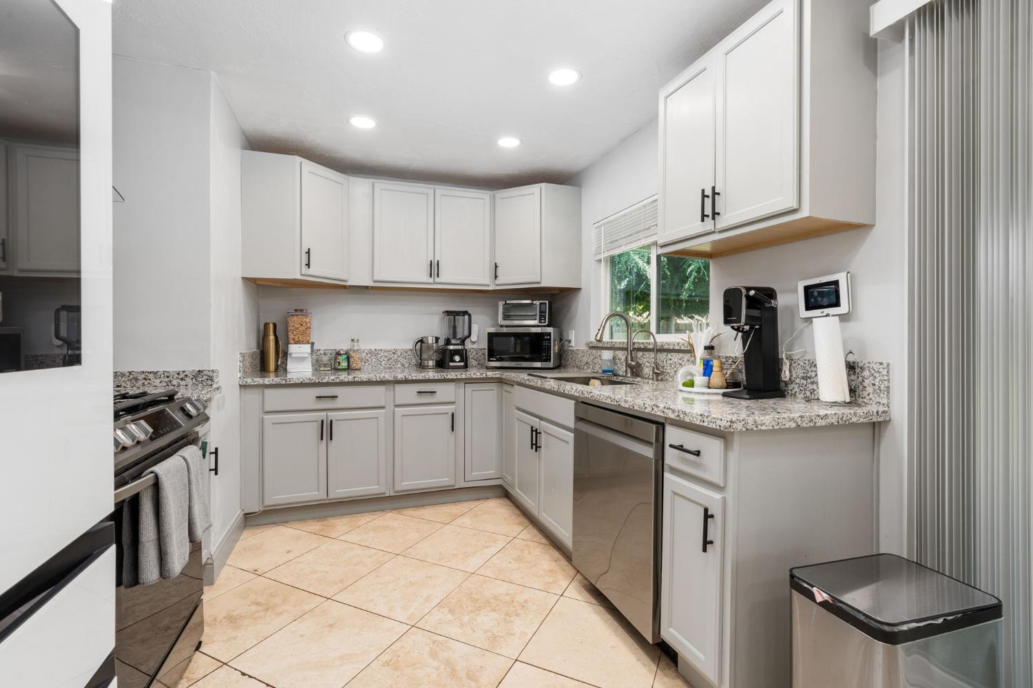 4613 West Andrews Fresno, CA 93722 - Photo 14 of 35