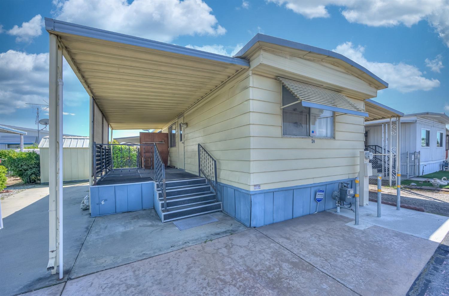 1272 Villa Avenue, Unit 24 Clovis, CA 93612 - Photo 4 of 21 a view of wooden deck