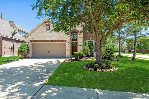a view of a back yard of the house