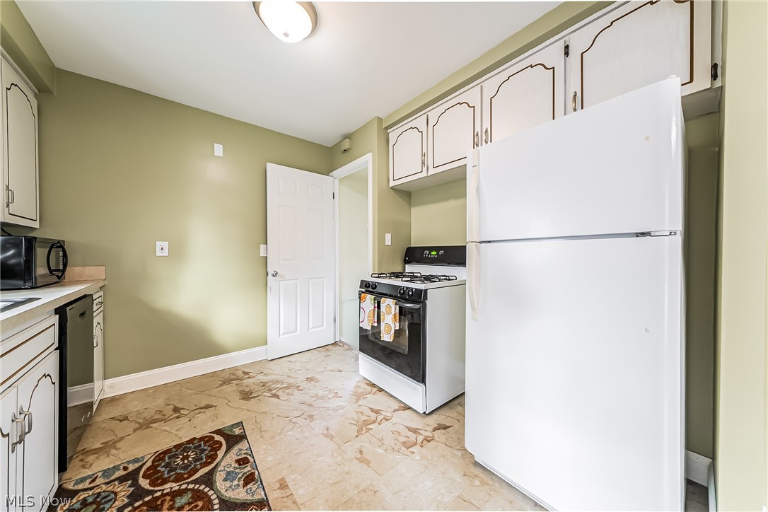 30022 Warren Road Wickliffe, OH 44092 - Photo 10 of 33 Kitchen