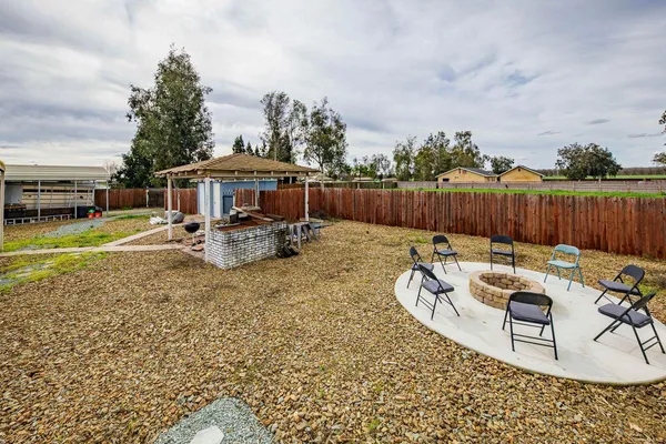 a view of a backyard