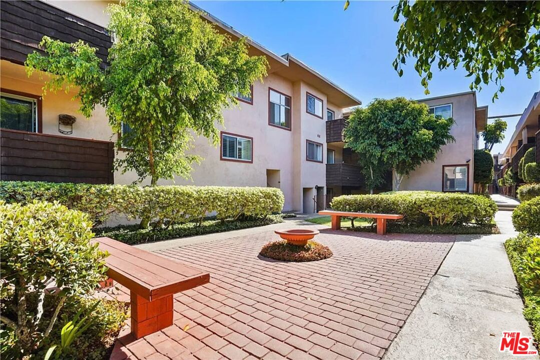 5403 Newcastle Avenue, Unit 69 Encino, CA 91316 - Photo 24 of 34 a view of a backyard with sitting area