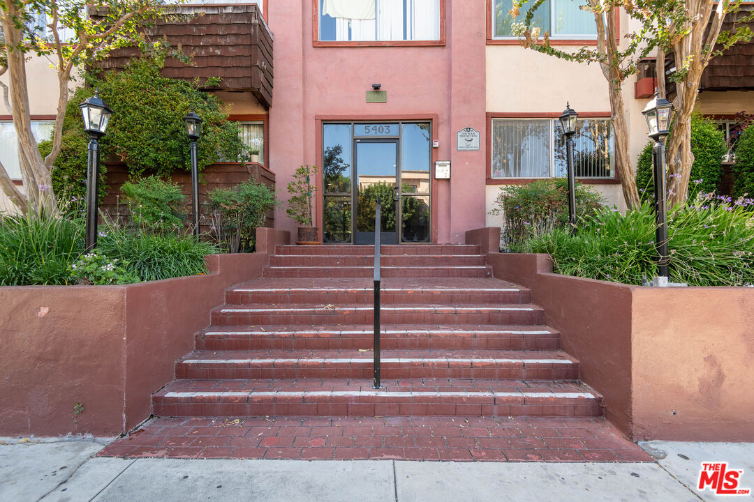 5403 Newcastle Avenue, Unit 69 Encino, CA 91316 - Photo 33 of 34 a view of a house with potted plants