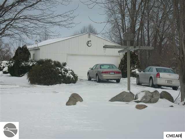 1903 East Pleasant Valley Road Shepherd, MI 48883 - Photo 2 of 9 1768363-1.JPG