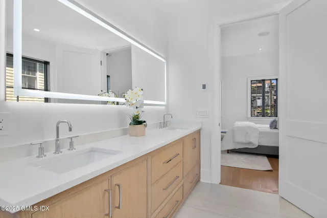 a en suite bathroom with double sink and a mirror