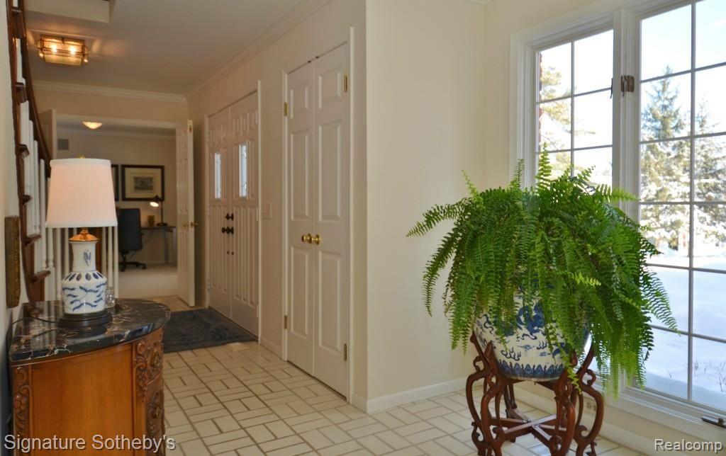 133 Chalmers Drive Rochester Hills, MI 48309 - Photo 3 of 35