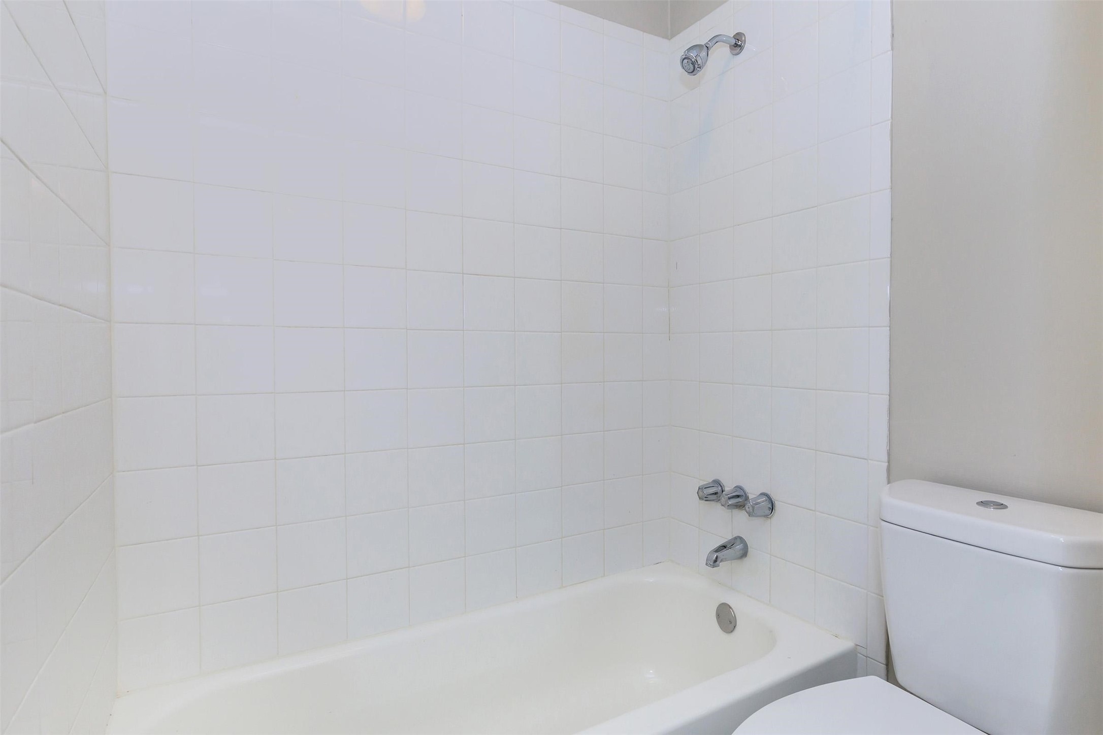8271 Stone Street, Unit 7104 Houston, TX 77061 - Photo 9 of 28 a bathroom with a bathtub and toilet