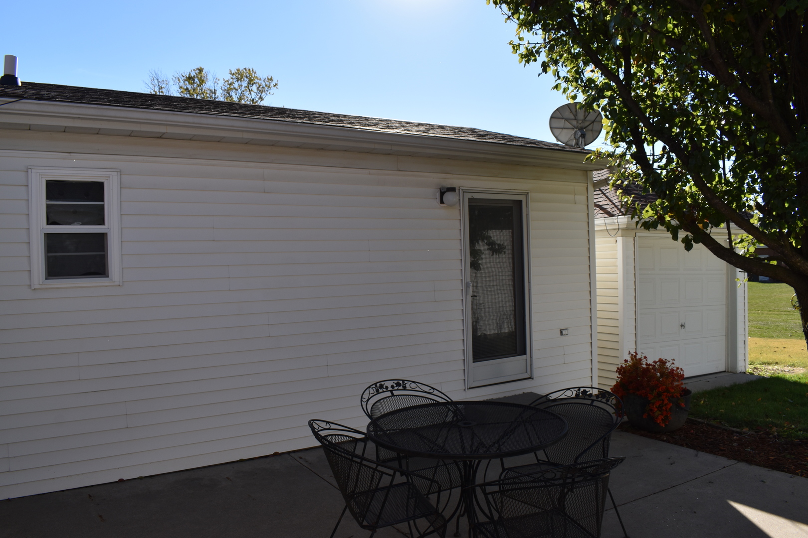 501 South Main Street Flanagan, IL 61740 - Photo 34 of 36 a backyard of a house with table and chairs