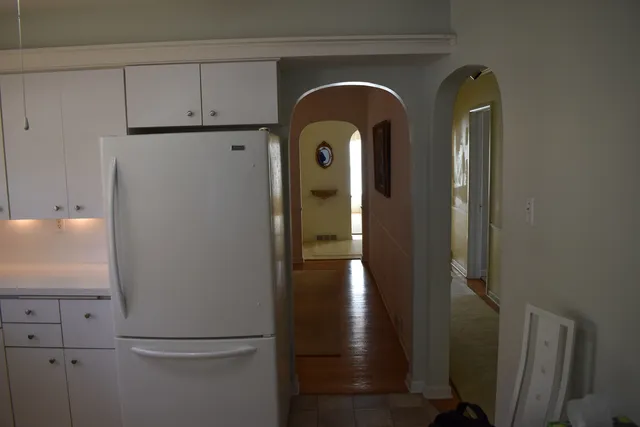 a close view of entryway with a washer and dryer