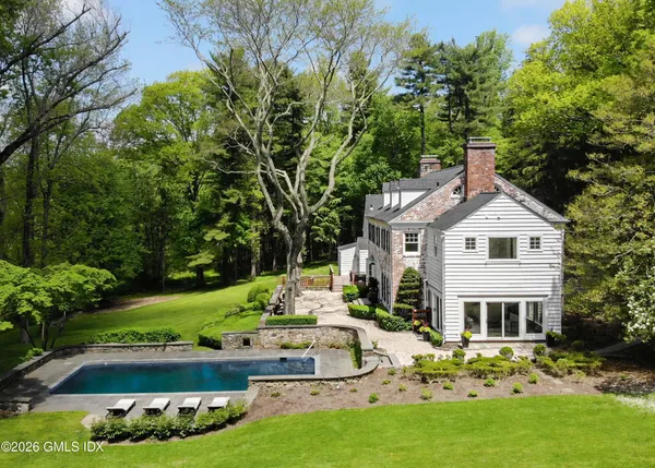 $6,950,000 | 530 Round Hill Road, Greenwich, CT 06831