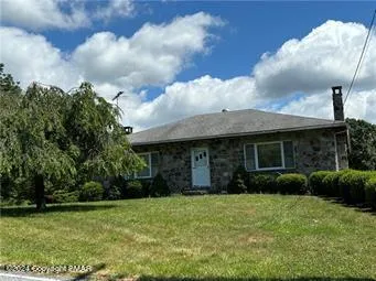 a view of a house with backyard and garden