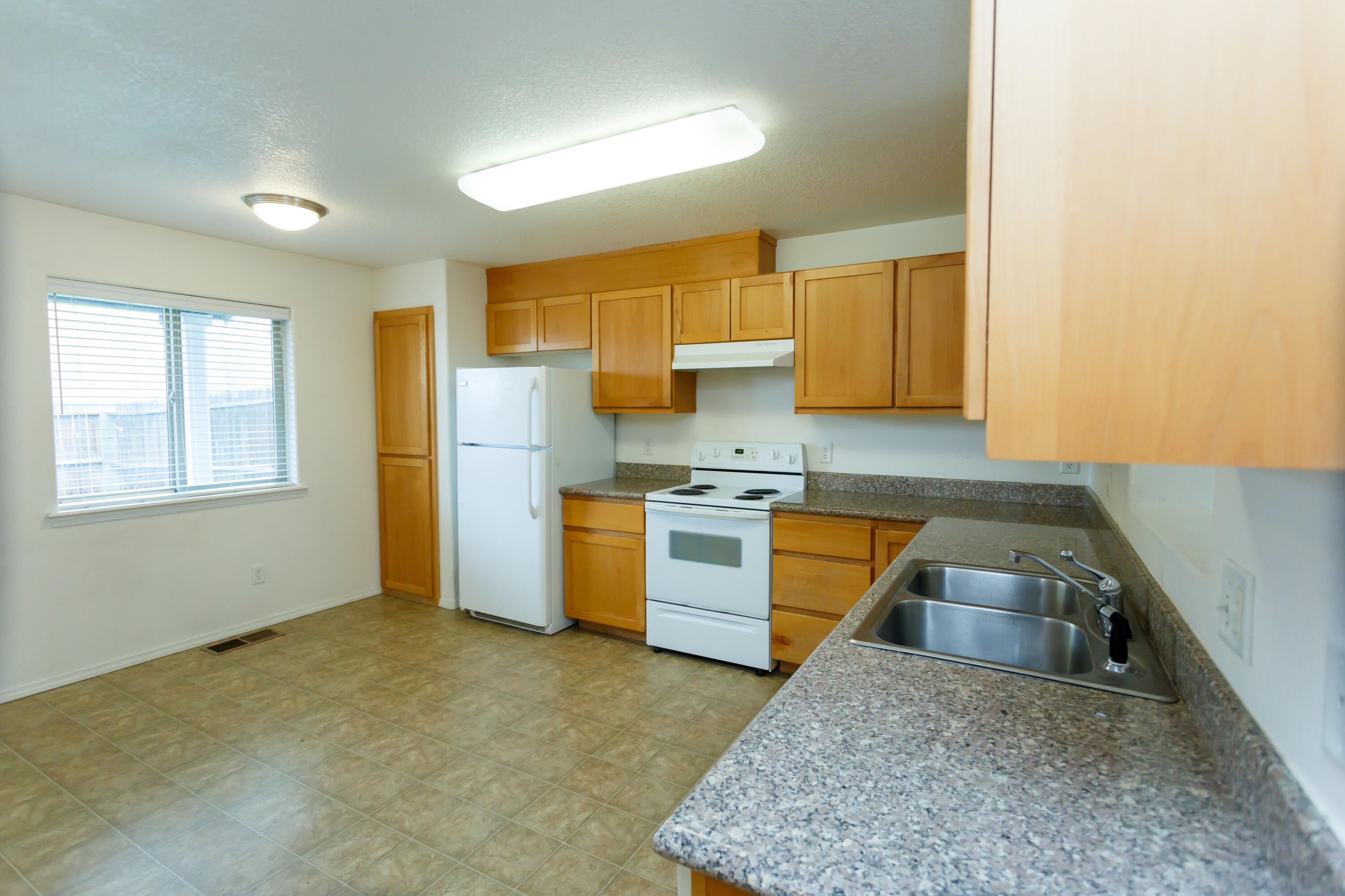 450 Midway Road, Unit 24 Medford, OR 97501 - Photo 5 of 29 450MIDWAY_#24_-2