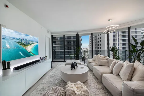 $5,200 | 45 Southwest 9th Street, Unit 1508, Miami, FL 33130