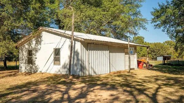 $850,000 | 213 County Road 2320, Telephone, TX 75488