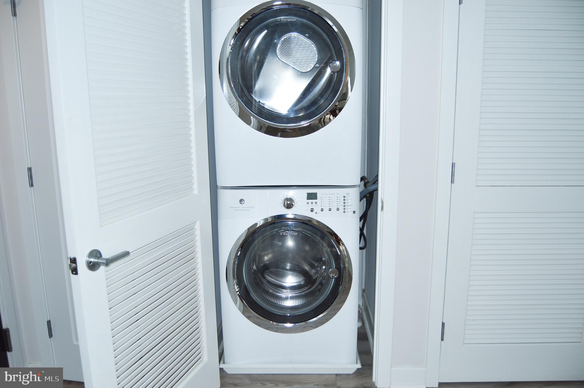 460 New York Avenue Northwest, Unit 805 Washington, DC 20001 - Photo 14 of 21 a utility room with dryer and washer