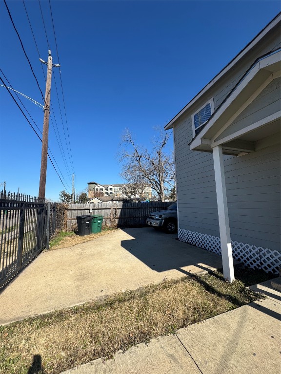 8502 North Main Street Houston, TX 77022 - Photo 13 of 13 a view of a terrace with wooden fence