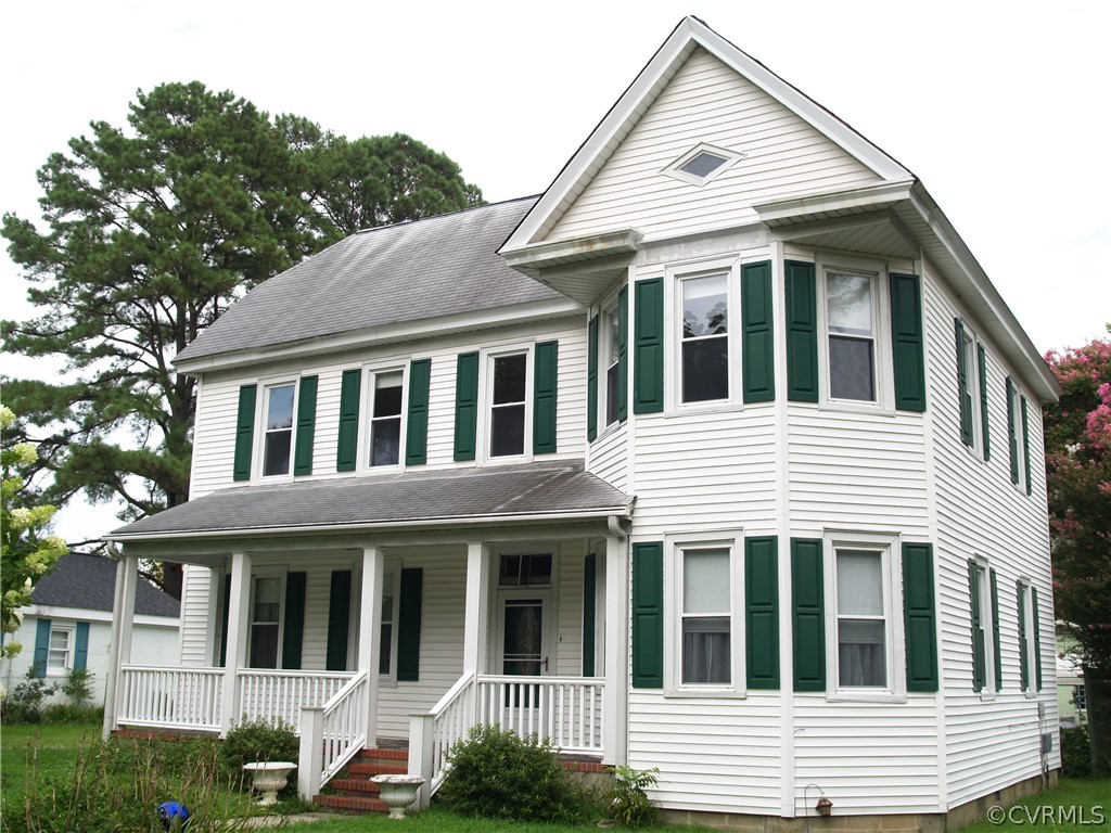 Classic bayfront farmhouse design.