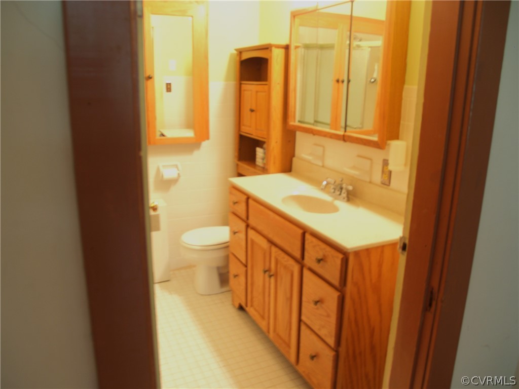 7988 Richmond Road Toano, VA 23168 - Photo 17 of 25 1st level bath w/ shower.