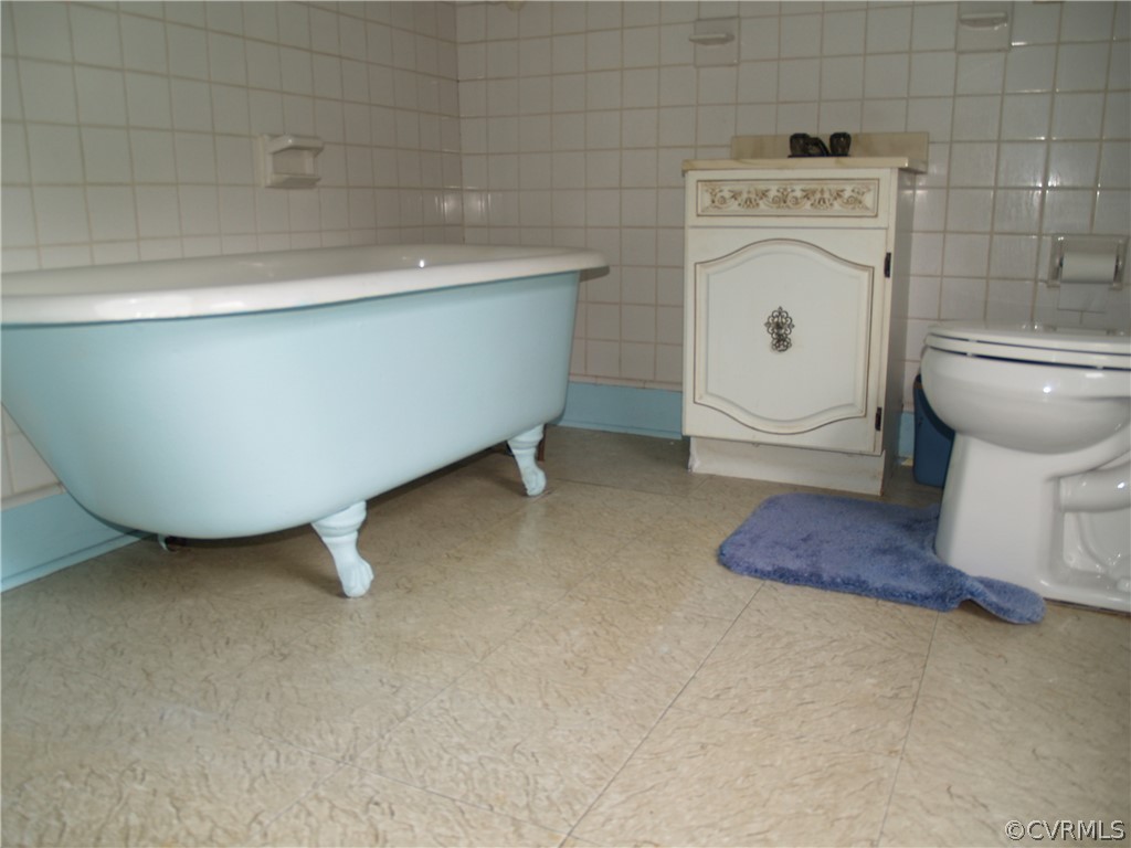 7988 Richmond Road Toano, VA 23168 - Photo 24 of 25 Claw foot tub in 2nd level hall bath.