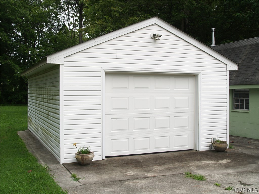 1 car detached vinyl sided garage.