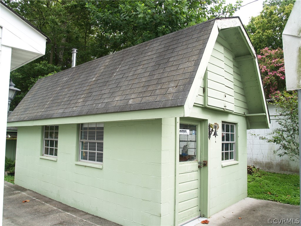 Workshop building w/ wood stove.