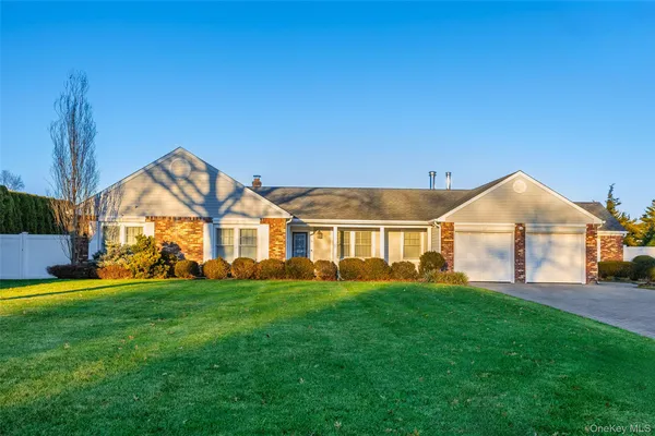 $1,250,000 | 6 Hillview Court, Commack, NY 11725
