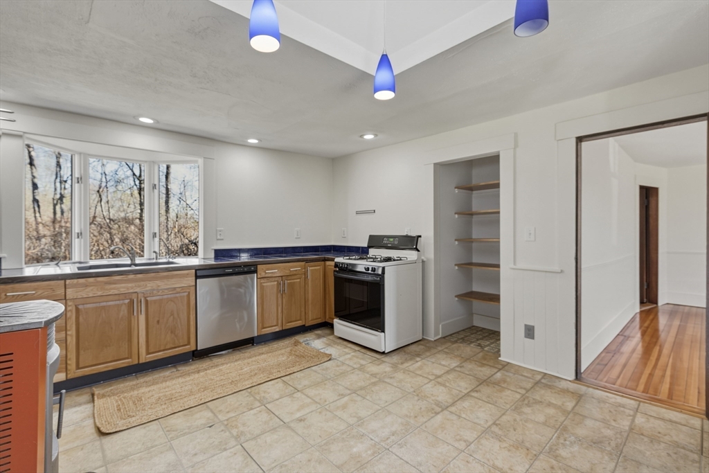 274 Sunderland Road Amherst, MA 01002 - Photo 5 of 42