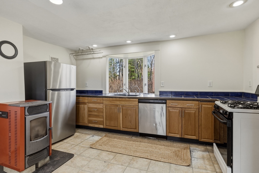 274 Sunderland Road Amherst, MA 01002 - Photo 6 of 42