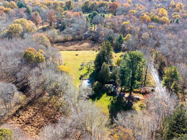 a view of a yard in a field