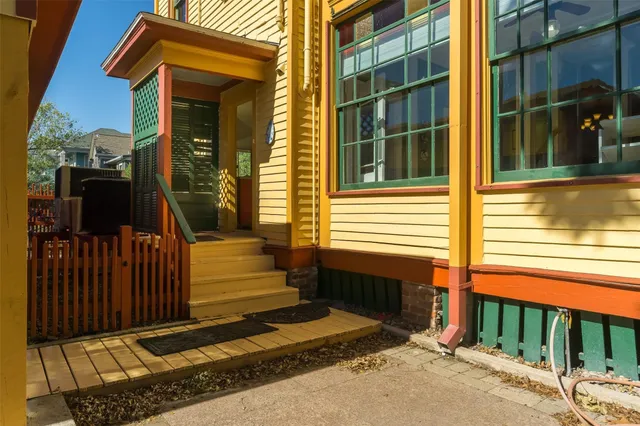 a view of a backyard