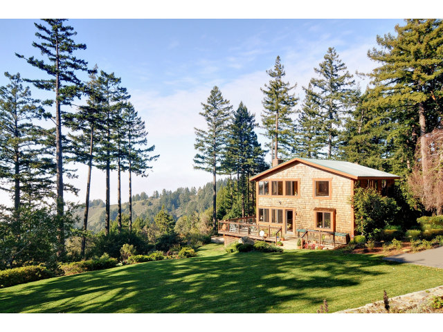 a view of a house with backyard