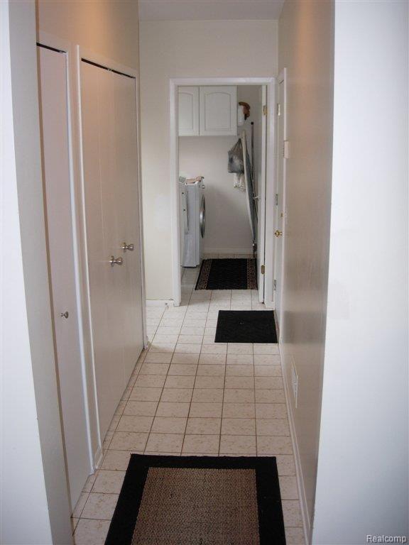 33828 York Ridge Street Farmington, MI 48331 - Photo 19 of 21 Rear hall DSCN1730.JPG