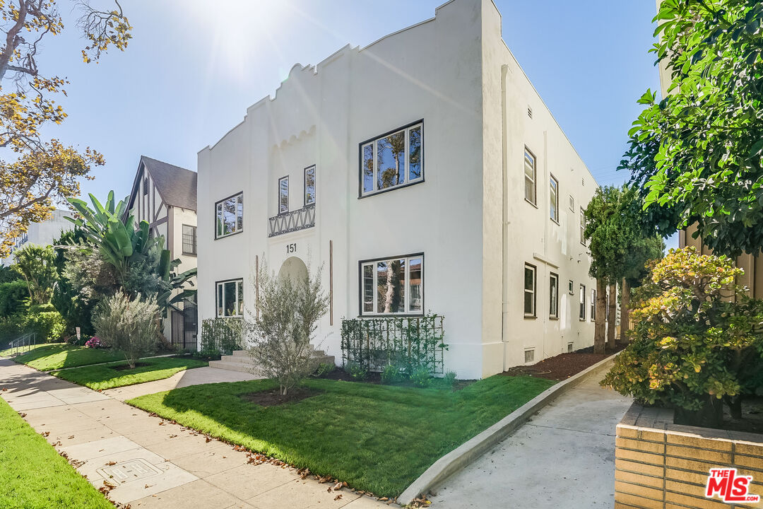 151 North Swall Drive, Unit 4 Beverly Hills, CA 90211 - Photo 17 of 17 a view of a yard in front of a house