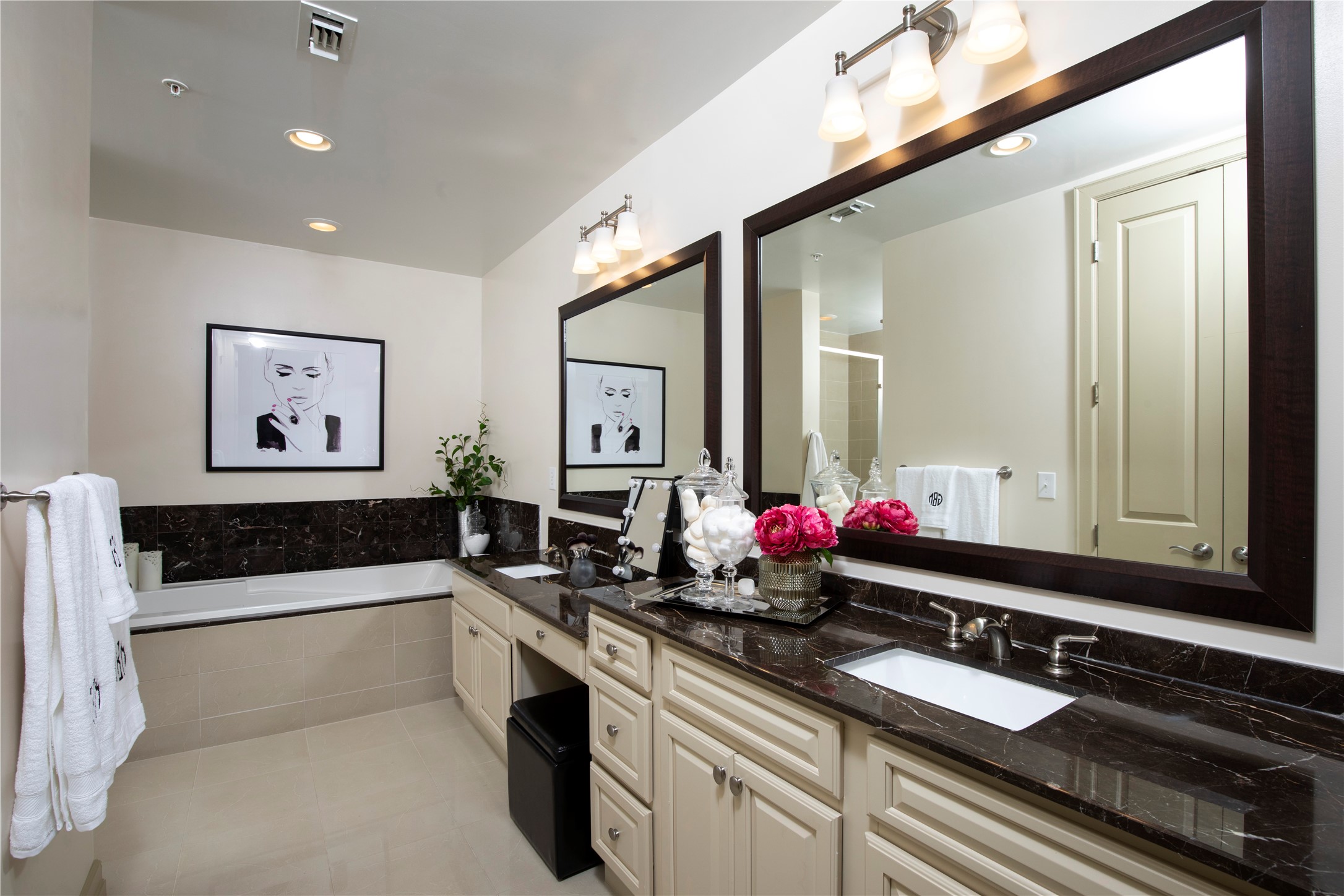 2929 Westheimer Road, Unit 615 Houston, TX 77098 - Photo 9 of 12 Spa-Like Bath with Soaking Tub and Double Sink Vanity with Kneespace (Willowick Floor Plan)