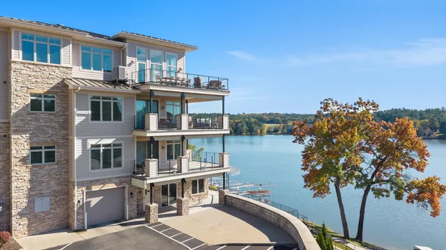 $795,000 | 650 East Hiawatha Drive, Unit 302, Wisconsin Dells, WI 53965