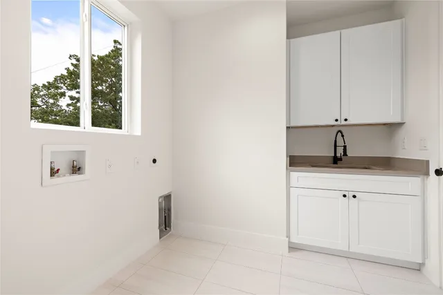 a view of backyard of the house