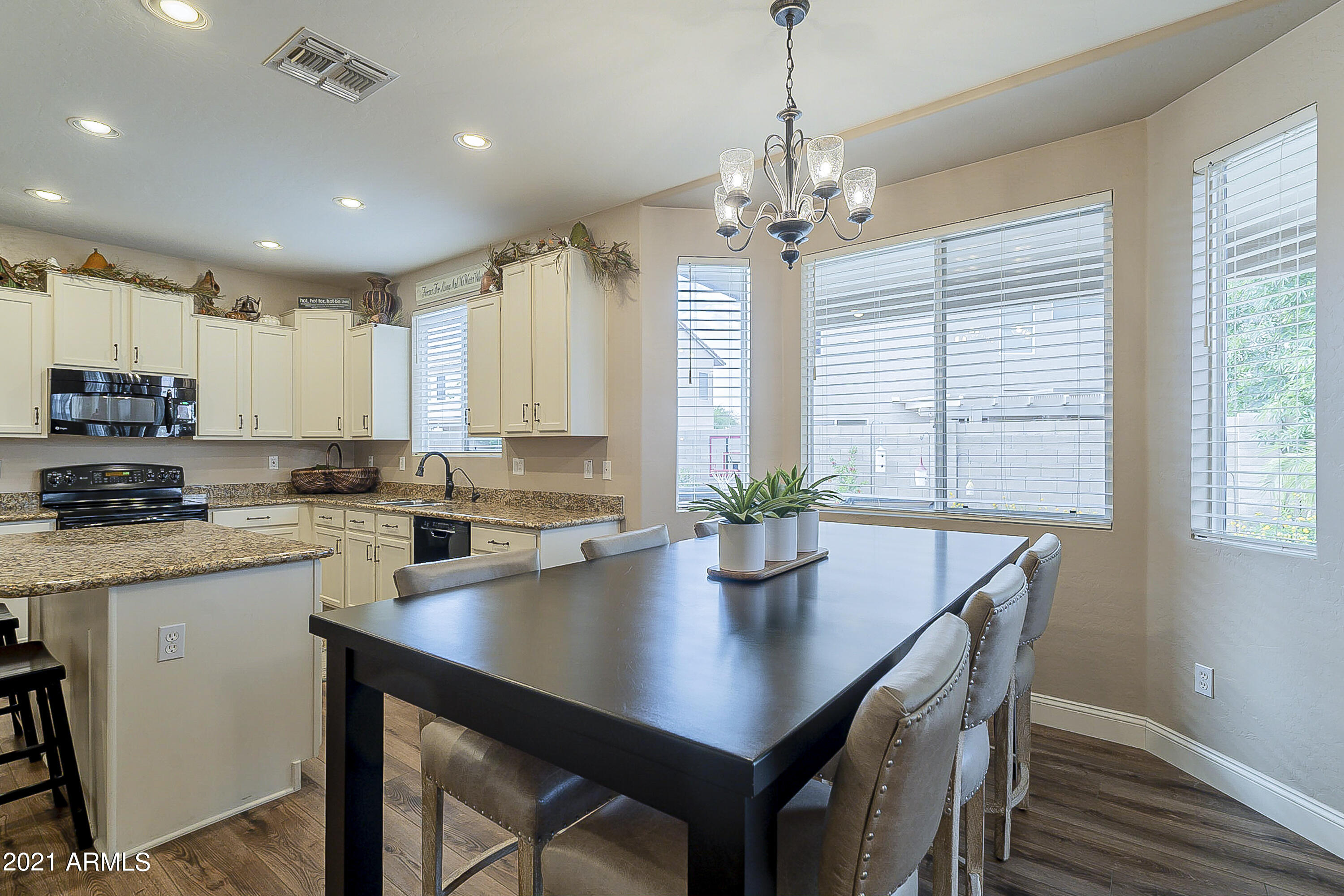 2862 East Santa Rosa Drive Gilbert, AZ 85234 - Photo 18 of 46 Eat in Kitchen