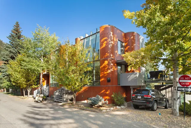 an aerial view of a house having yard