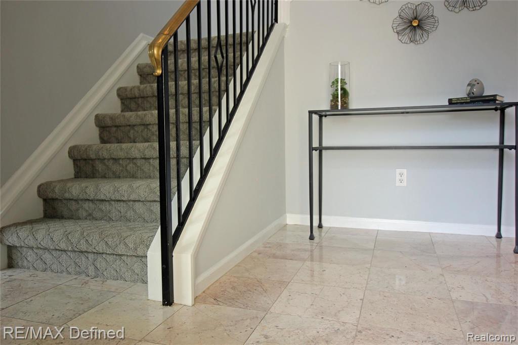 205 West Hamlin Road Rochester Hills, MI 48307 - Photo 2 of 23