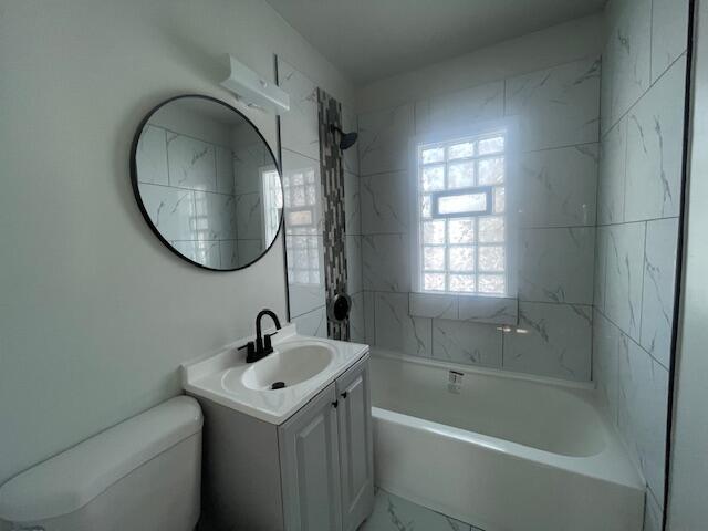 5327 West Wright Street Milwaukee, WI 53210 - Photo 9 of 21 Full Bathroom