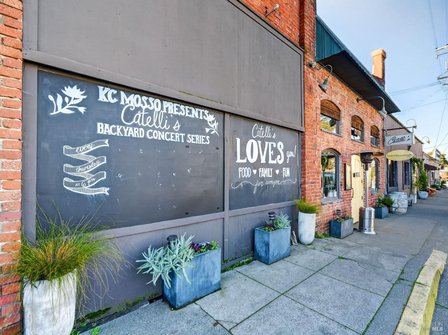 71 Crowell Street Geyserville, CA 95441 - Photo 33 of 42 a view of a street with potted plants