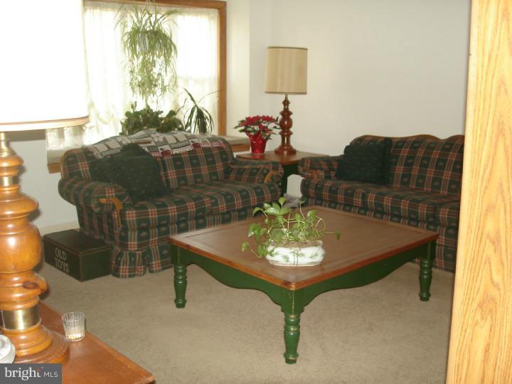2 Acorn Road West Berlin, NJ 08091 - Photo 6 of 14 Living Room