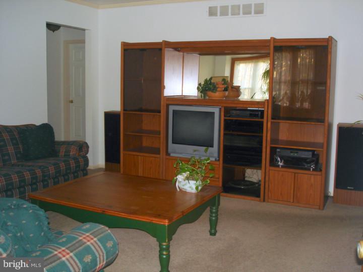 2 Acorn Road West Berlin, NJ 08091 - Photo 8 of 14 Living Room