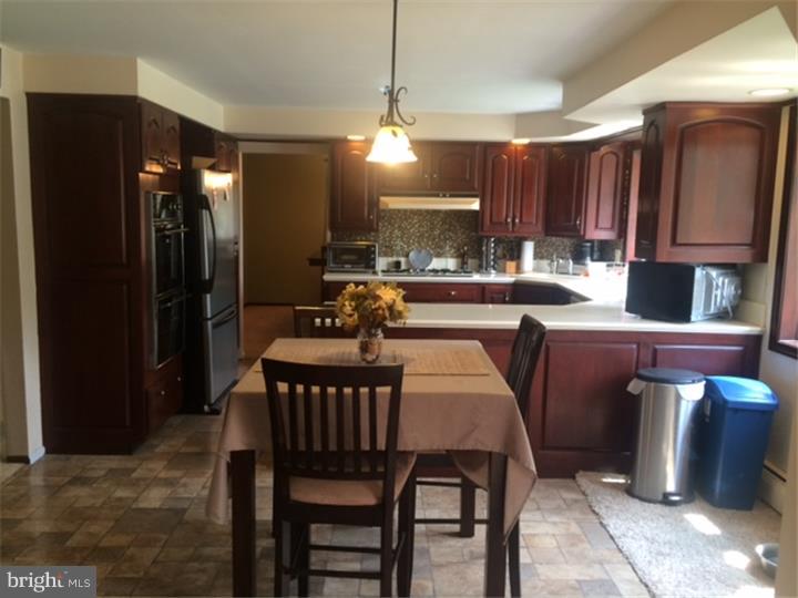 1538 Deer Run Road Warminster, PA 18974 - Photo 5 of 19 Kitchen