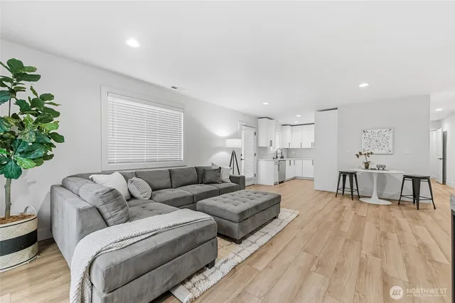 $1,099,000 | 12015 44th Avenue South, Tukwila, WA 98178