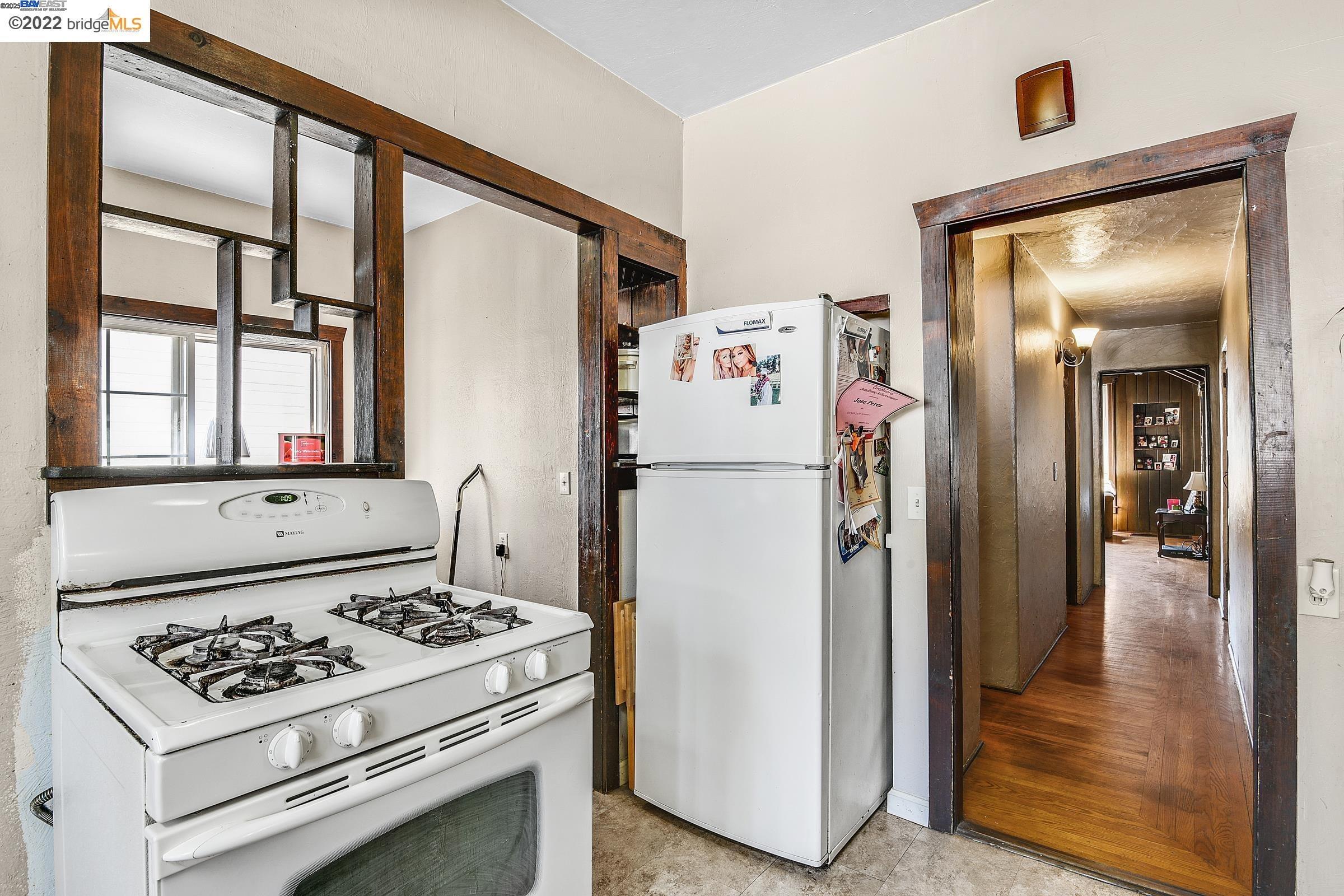 2550 Pleasant Street Oakland, CA 94602 - Photo 14 of 35 a kitchen with a stove and a refrigerator