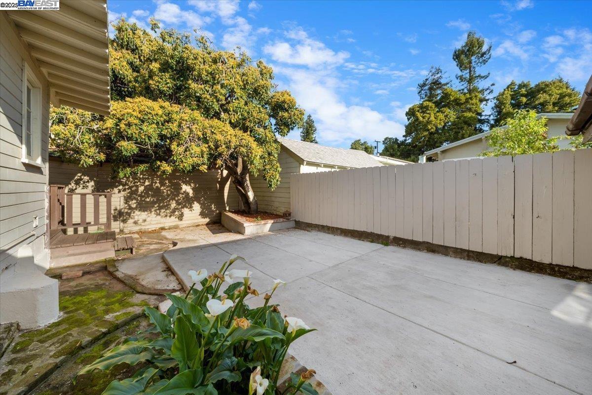 2550 Pleasant Street Oakland, CA 94602 - Photo 29 of 35 a view of a yard with flowers
