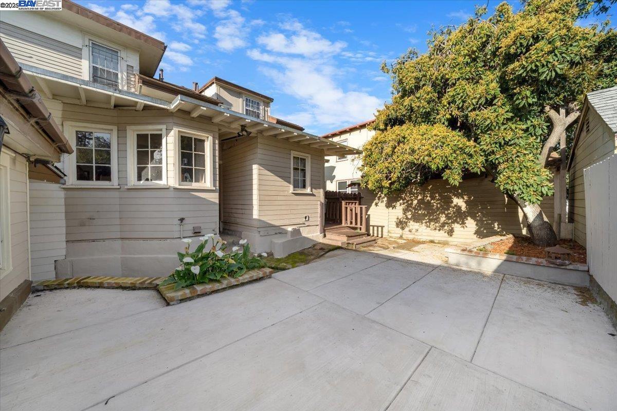 2550 Pleasant Street Oakland, CA 94602 - Photo 30 of 35 a front view of a house with garden